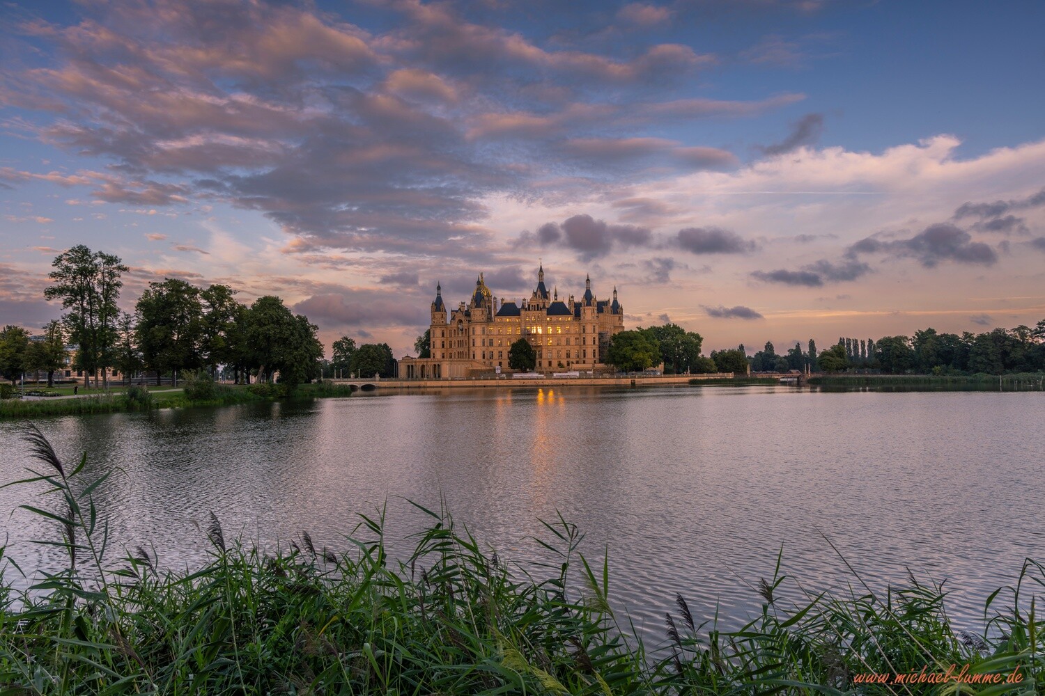 Das Schloss Schwerin mit dem Burgsee