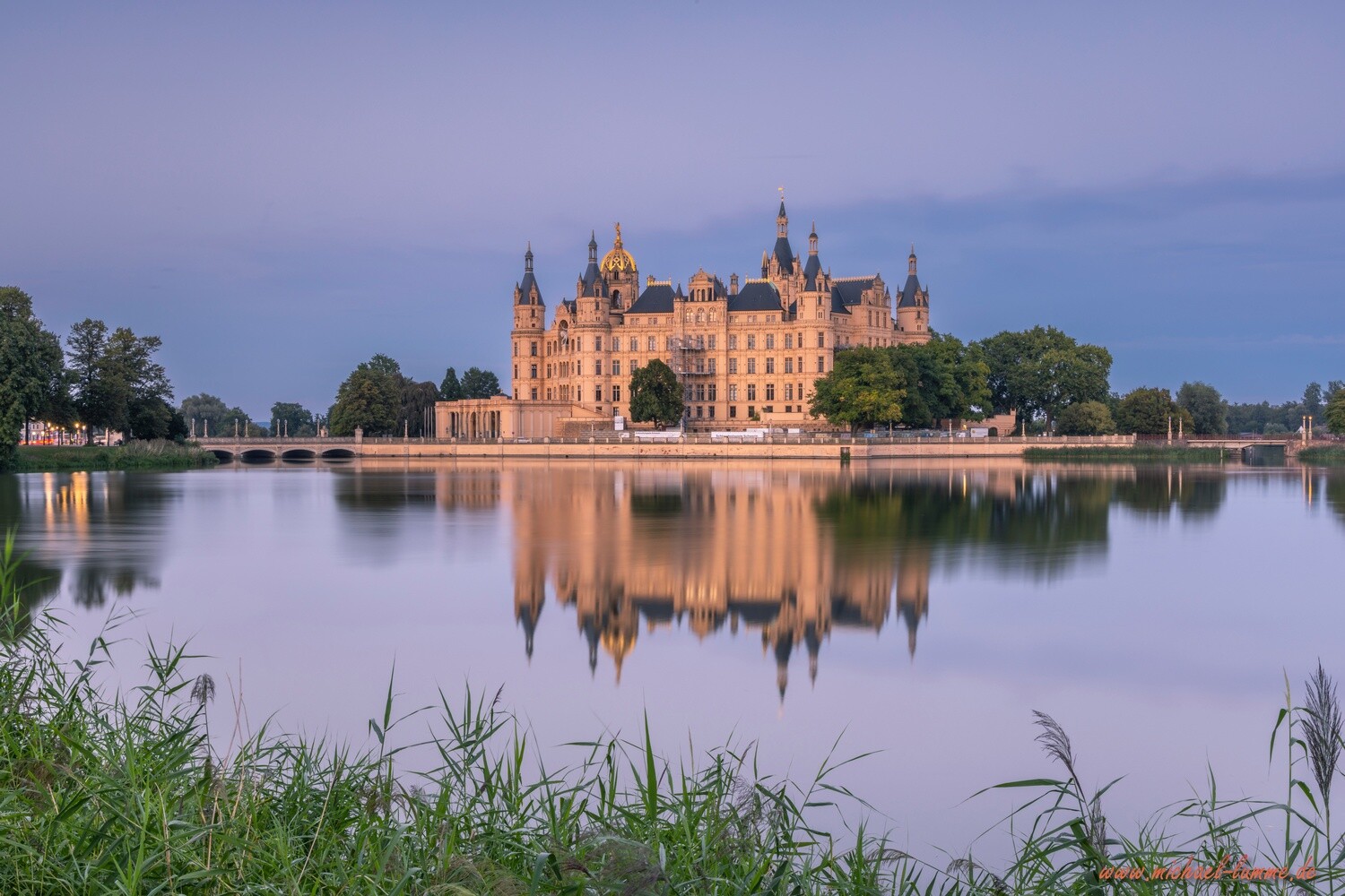 Das Schloss Schwerin in der goldenen Stunde