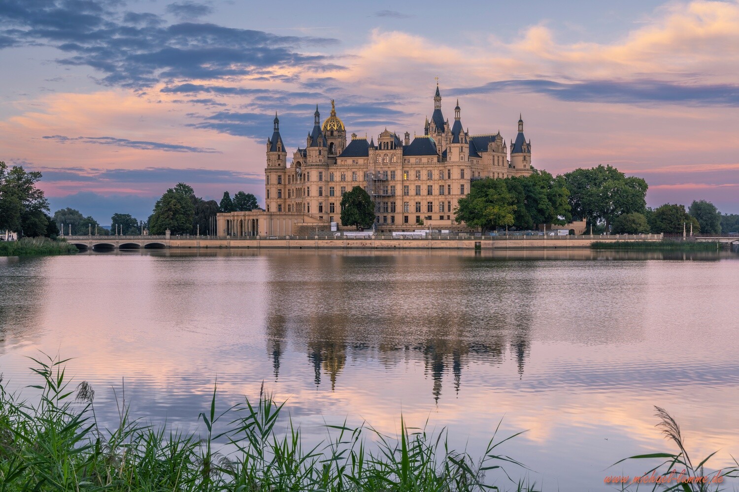 Das Schloss Schwerin zum Sonnenuntergang
