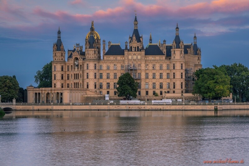 Das Schloss Schwerin zum Sonnenuntergang