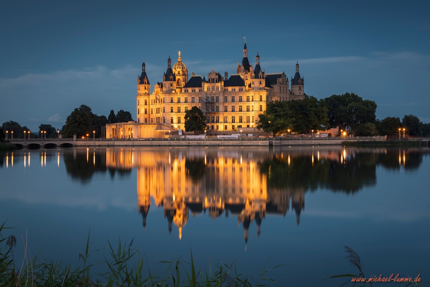 Das Schweriner Schloss in der blauen Stunde