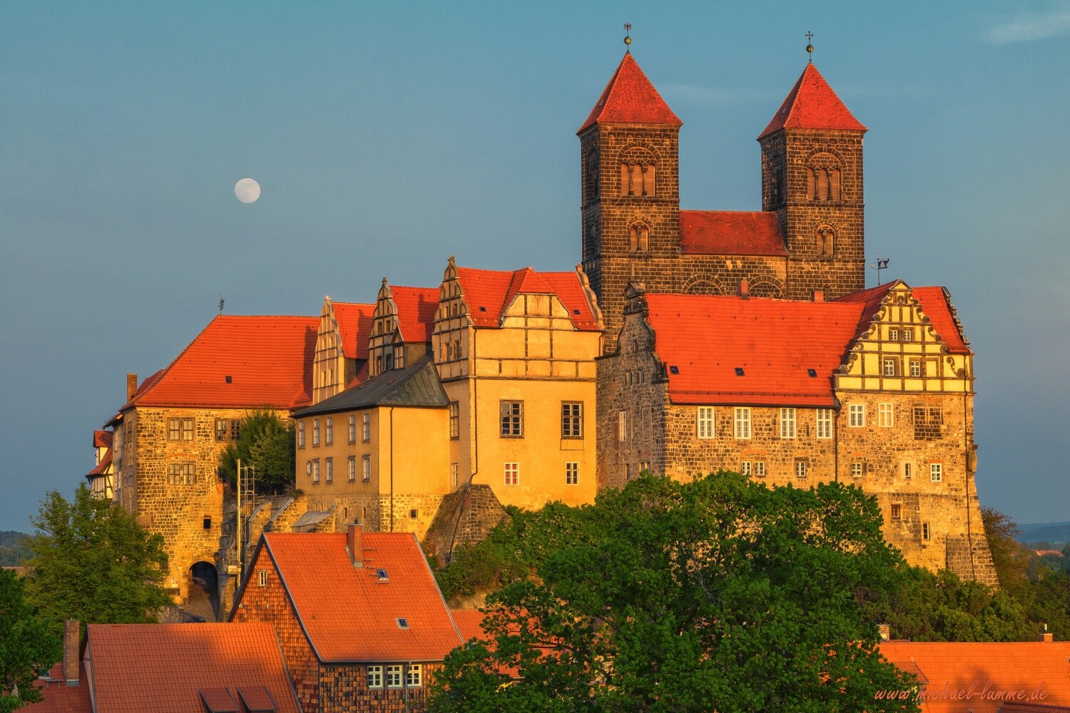 Der Quedlinburger Schlossberg in der goldenen Stunde