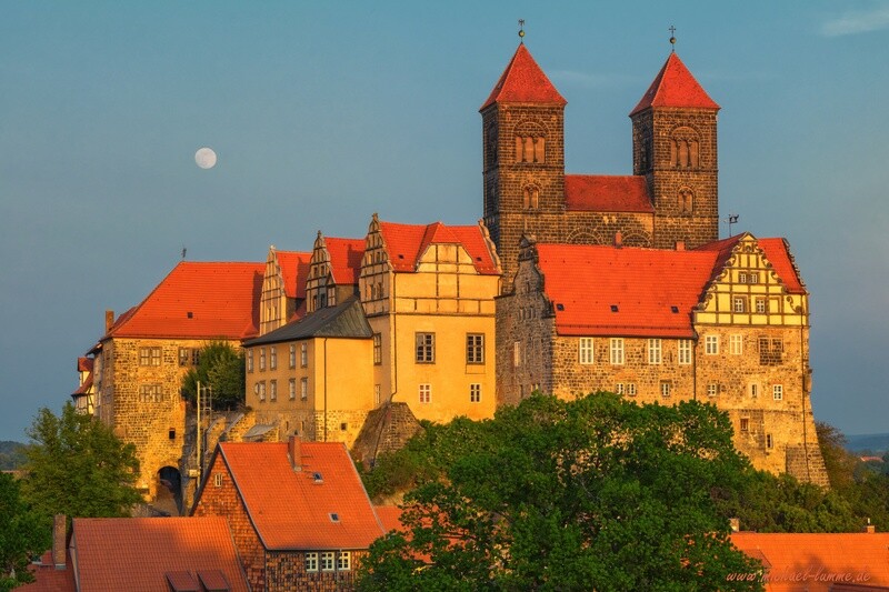 Der Quedlinburger Schlossberg in der goldenen Stunde