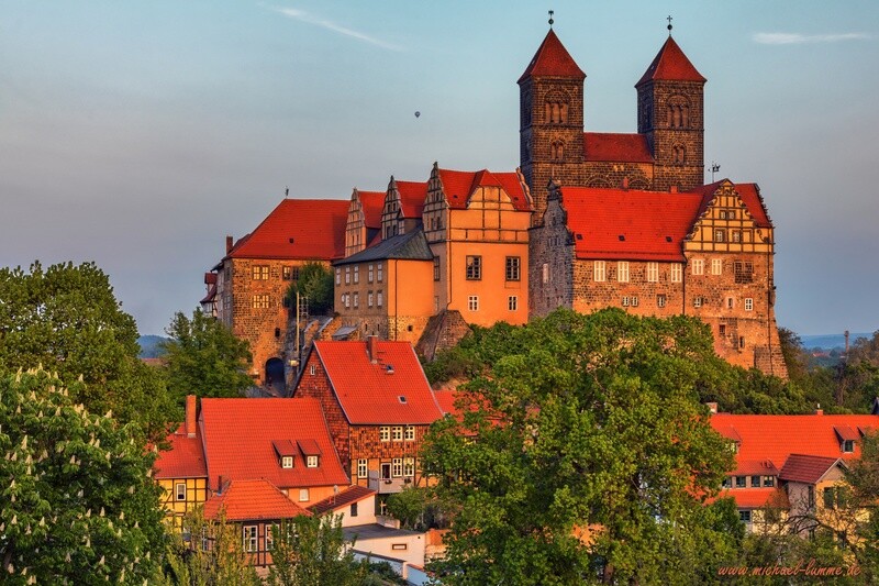 Der Quedlinburger Schlossberg in der goldenen Stunde