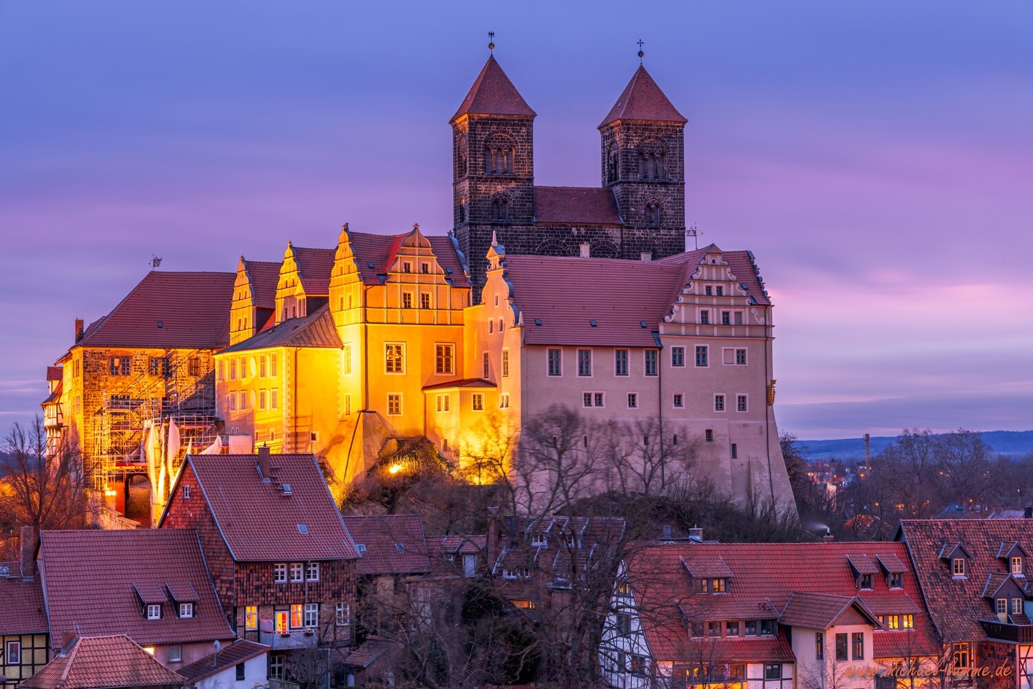 Der Quedlinburger Schlossberg zum Sonnenaufgang