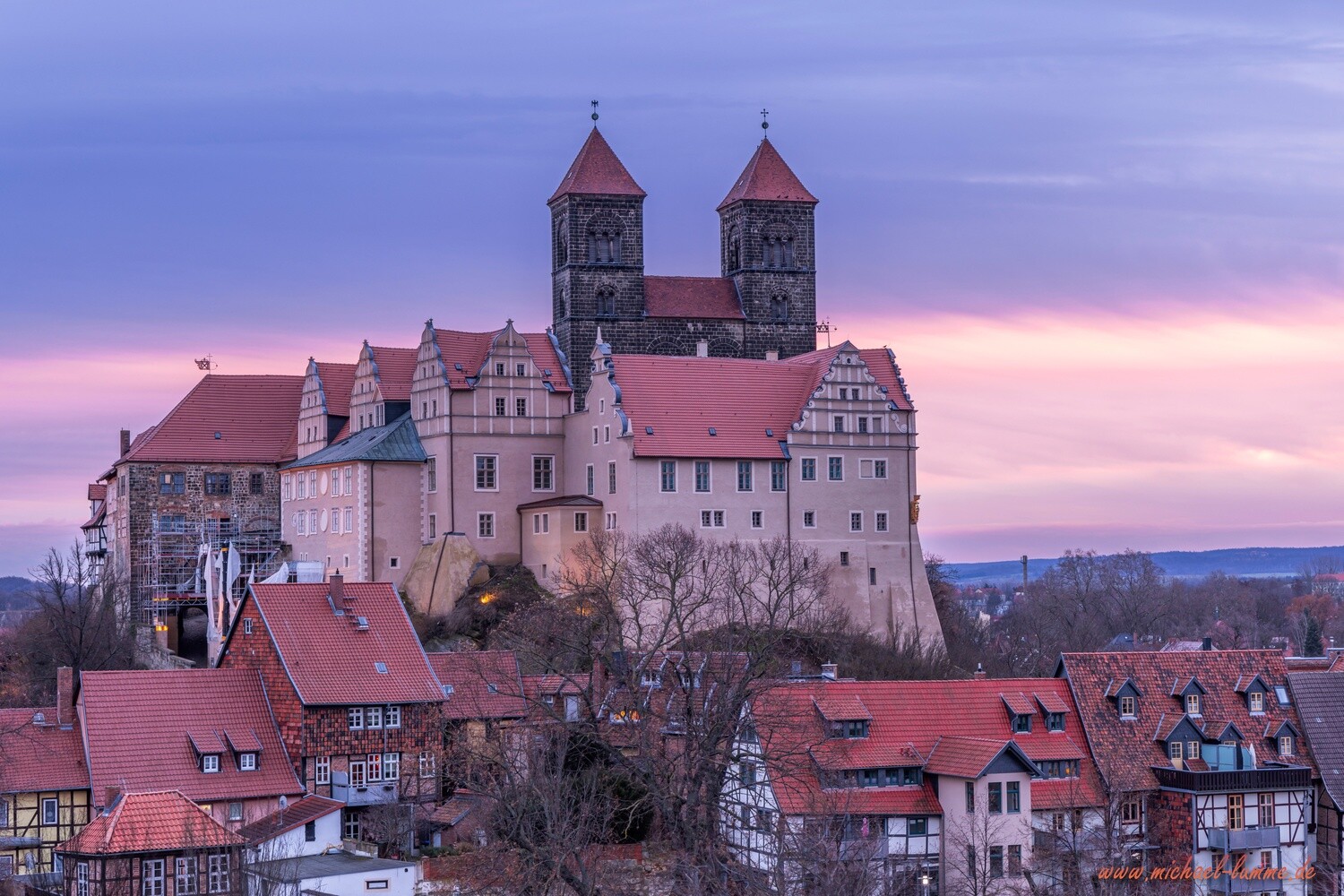 Der Quedlinburger Schlossberg zum Sonnenaufgang