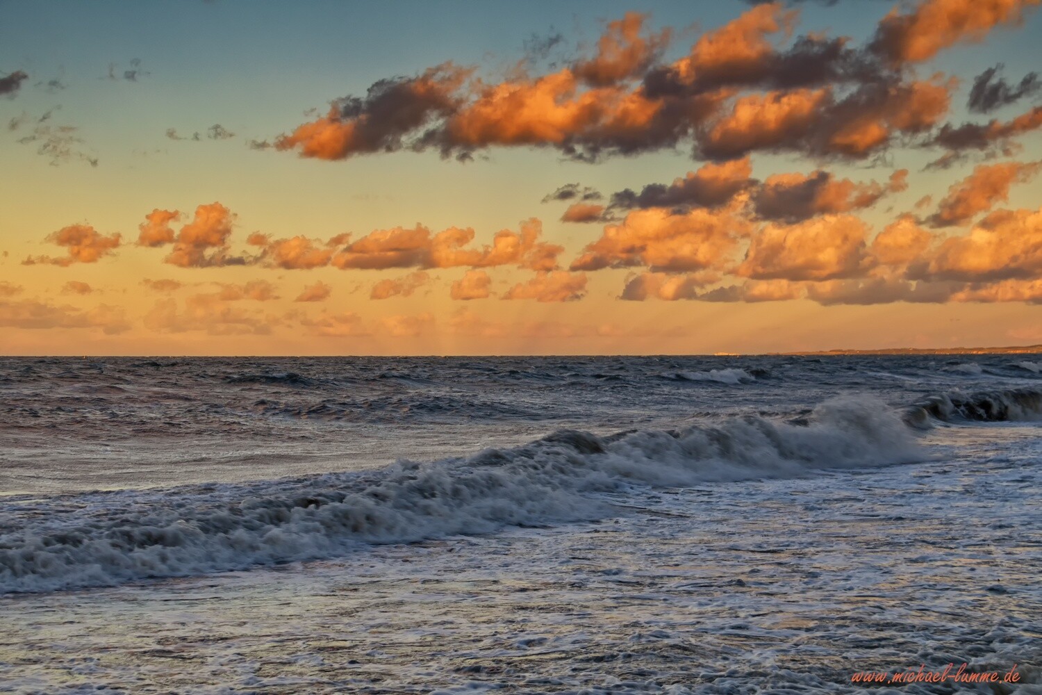 Die Ostsee zur goldenen Stunde