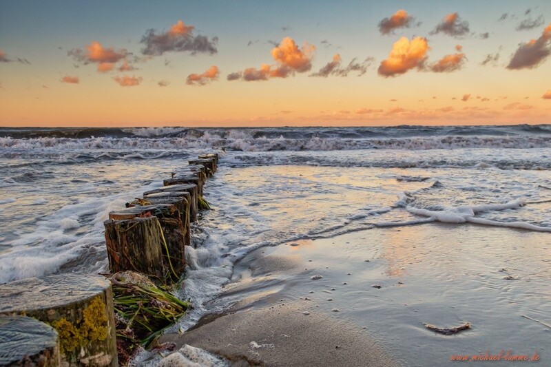Die Ostsee zur goldenen Stunde