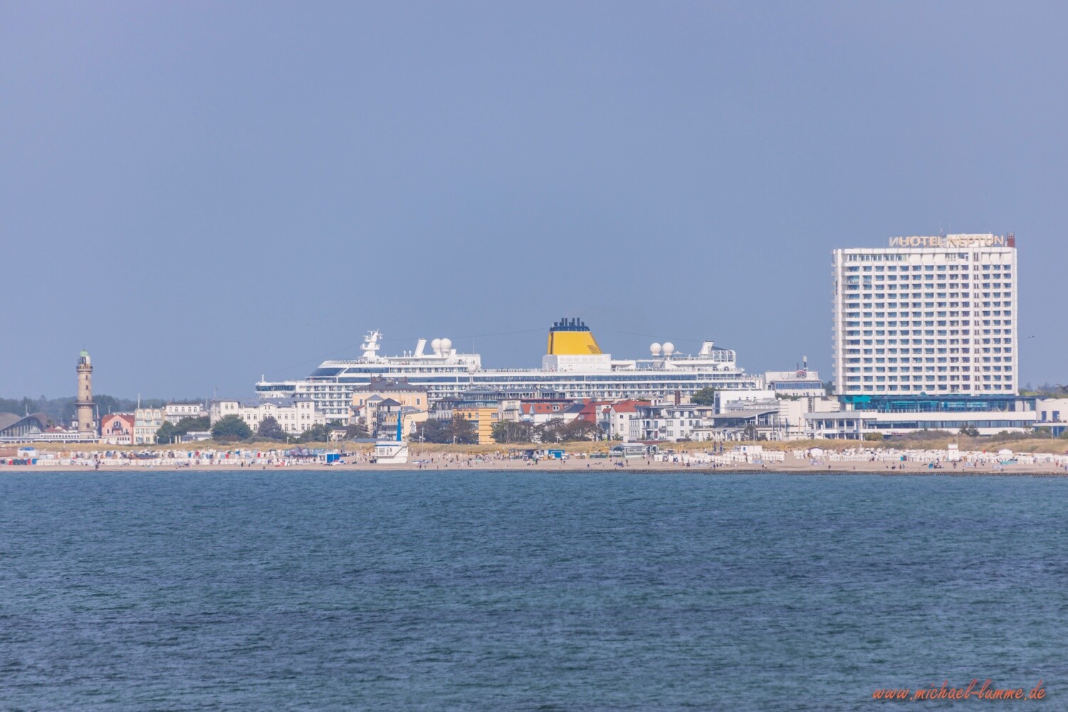 Blick auf Warnemünde vom Kap Geinitzort