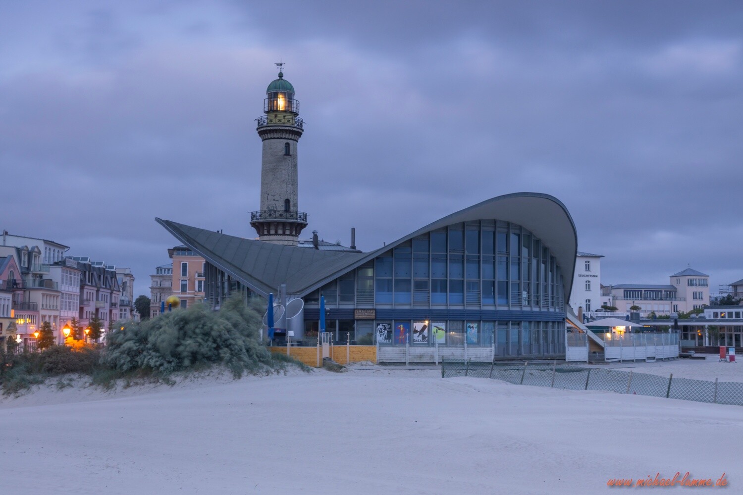 Der Warnemünder Leuchtturm und der Teepott