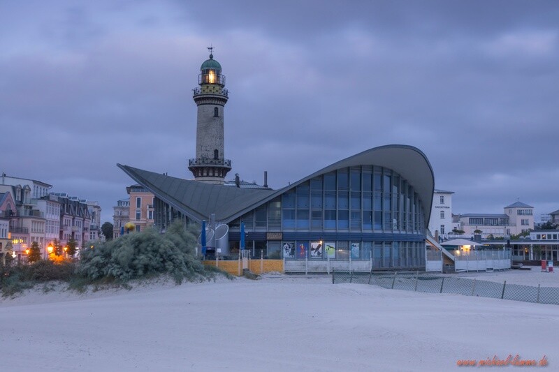 Der Warnemünder Leuchtturm und der Teepott