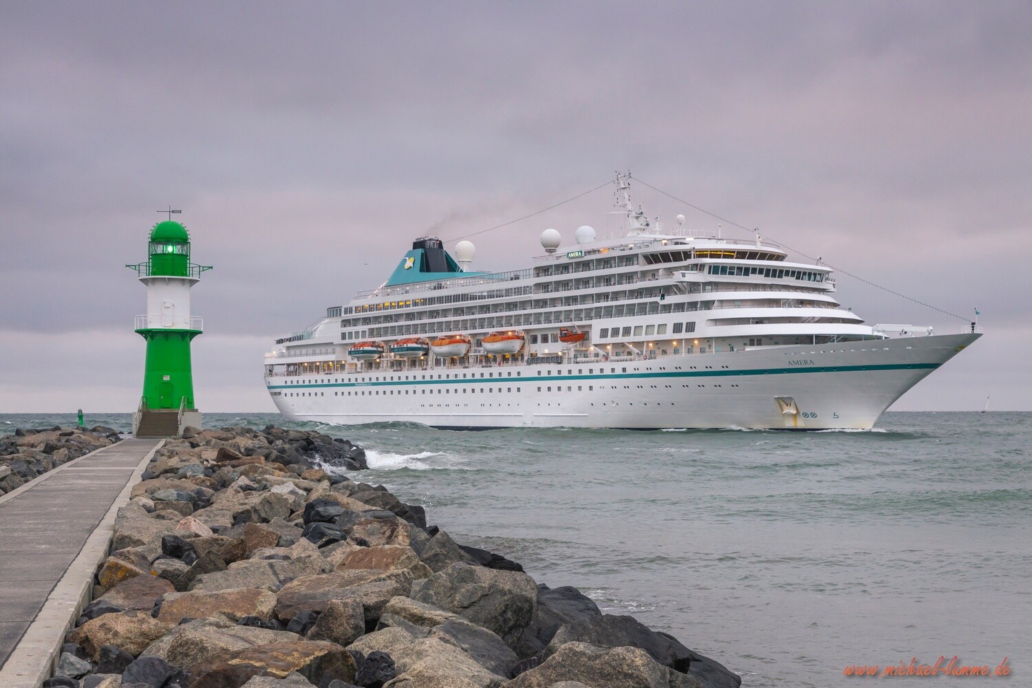 Der Leuchtturm auf der Westmole von Warnemünde