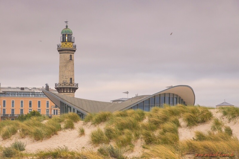 Der Warnemünder Leuchtturm und der Teepott