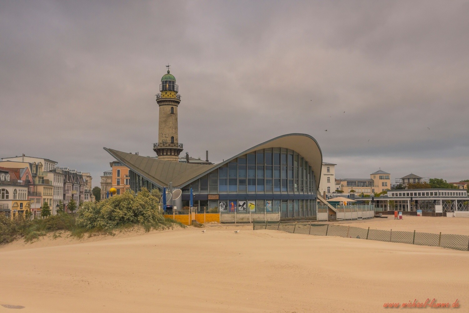 Der Warnemünder Leuchtturm und der Teepott