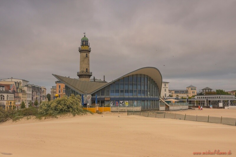 Der Warnemünder Leuchtturm und der Teepott