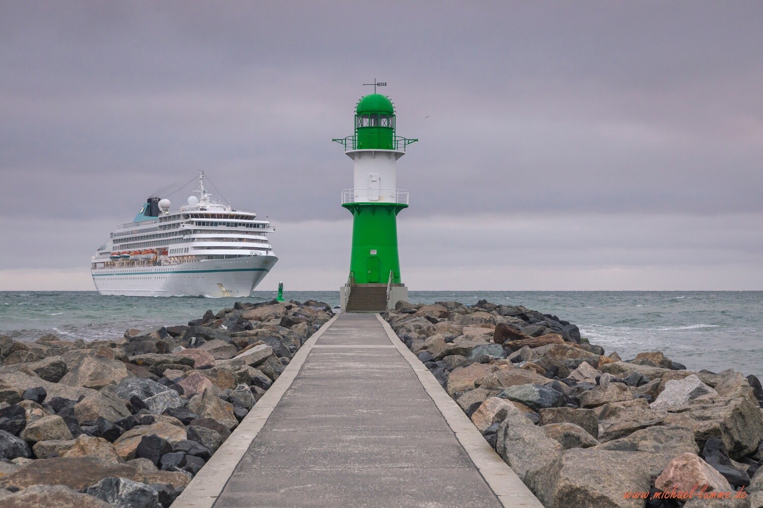 Der Leuchtturm auf der Westmole von Warnemünde