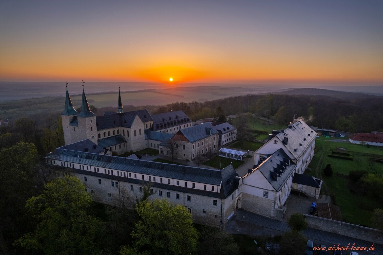 Das Kloster Huysburg im Sonnenaufgang