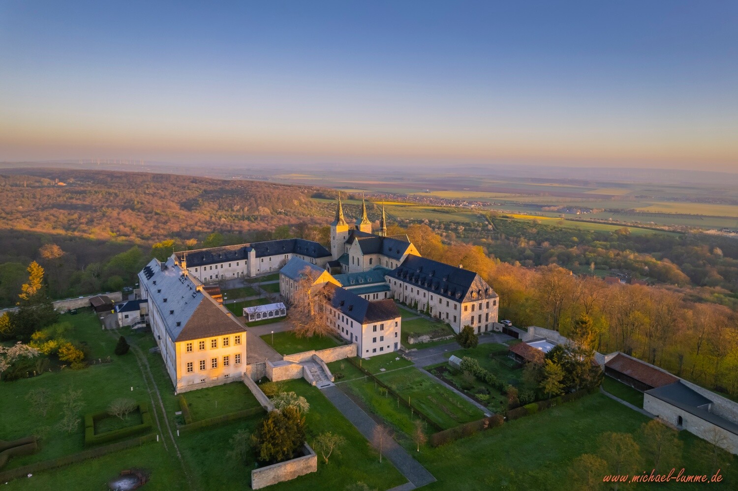 Das Kloster Huysburg im Sonnenaufgang