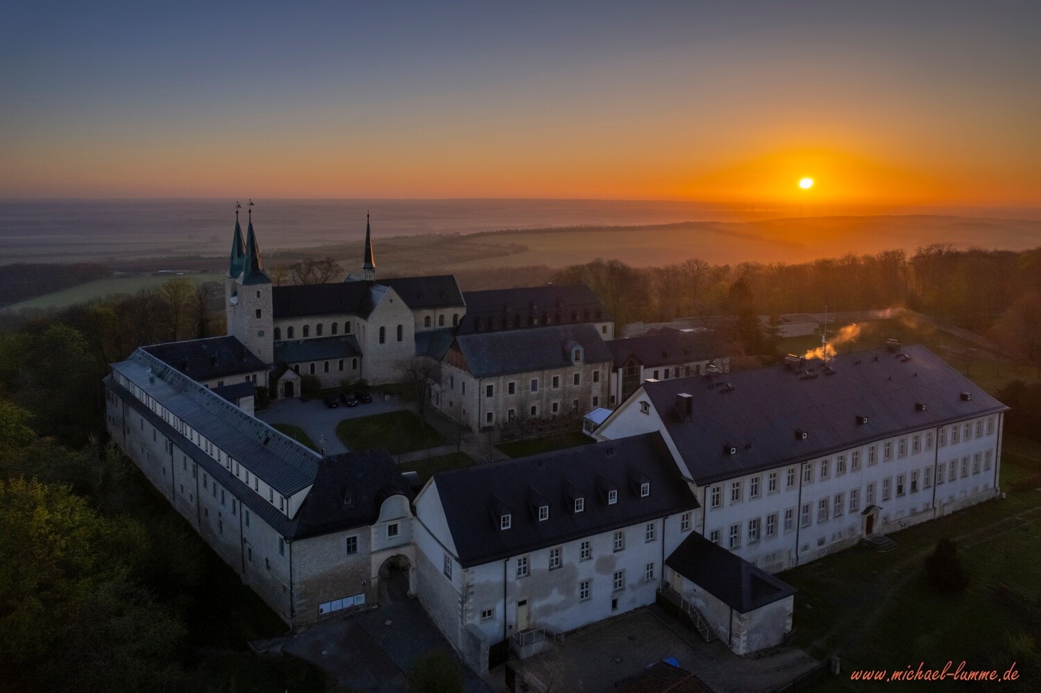 Das Kloster Huysburg im Sonnenaufgang