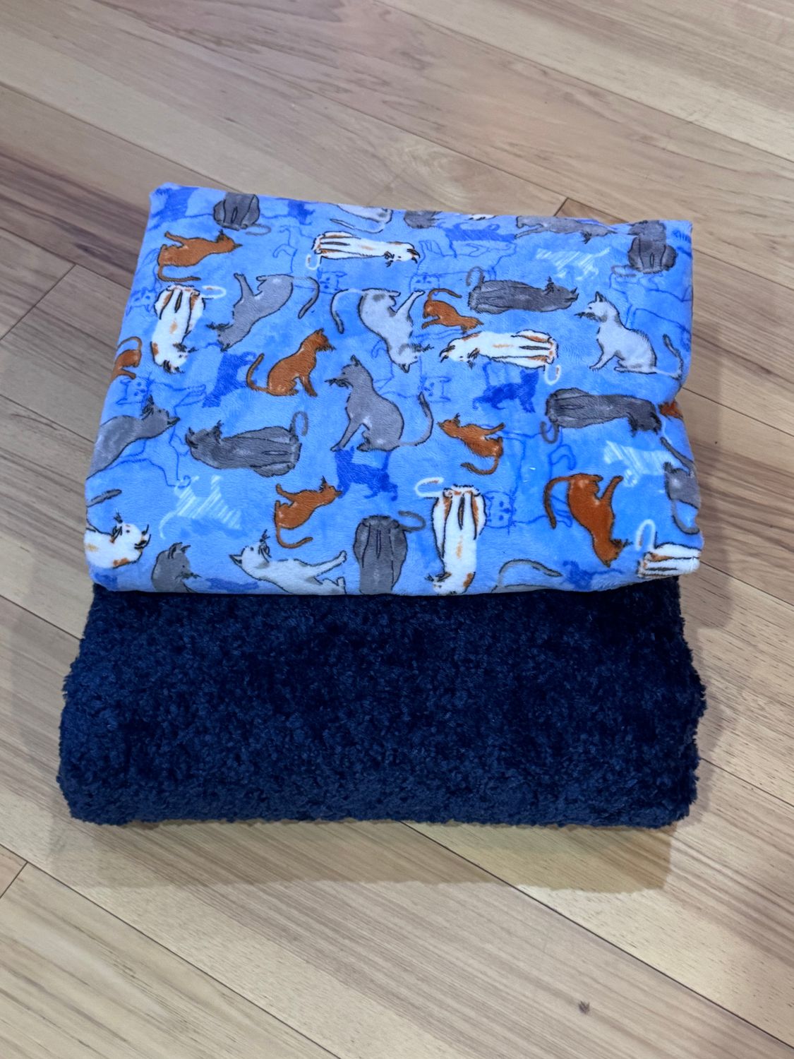 Super Soft Cuddle Adult Size Throw Kit, Adult Size Cuddle Blanket: Blue Kitty and Navy Blue Sherpa Cuddle Backing