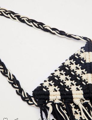 Bolso bandolera con borlas de ganchillo mono
