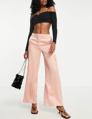 Pantalón tipo cargo en satén