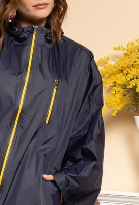 Capa impermeable con capucha