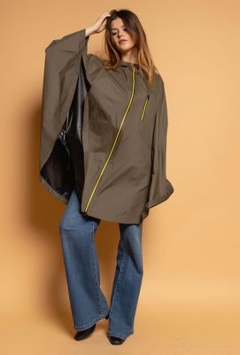 Chaleco Impermeable con capucha