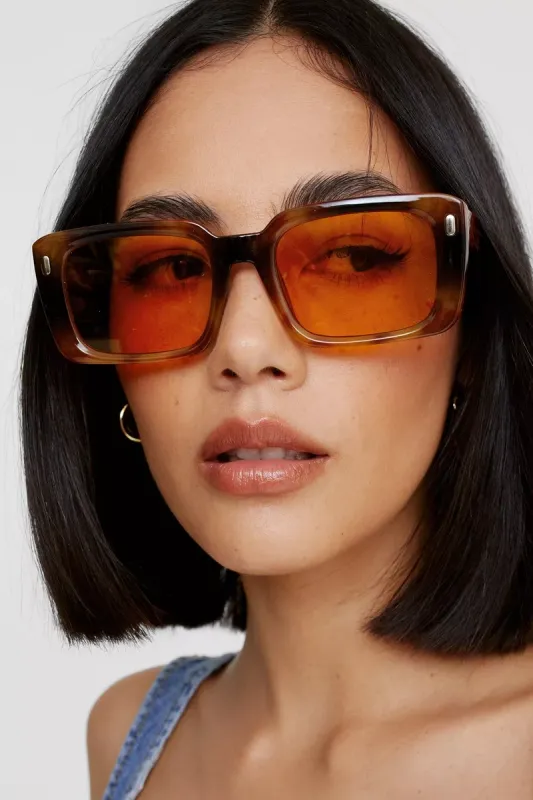 Gafas de sol cuadradas de color carey oscuro con lentes