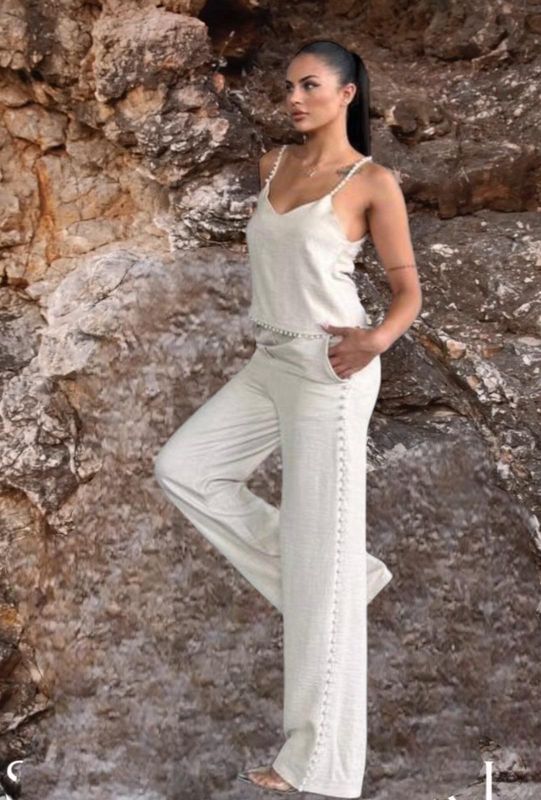 Conjunto de pantalón beige y top con tirantes elegantes - Anhelo