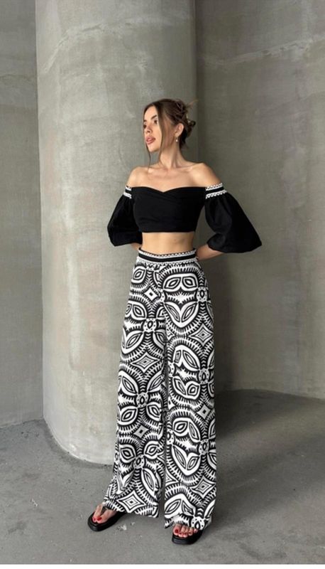 Conjunto Boho Chic: Top Negro y Pantalón Estampado Tribal