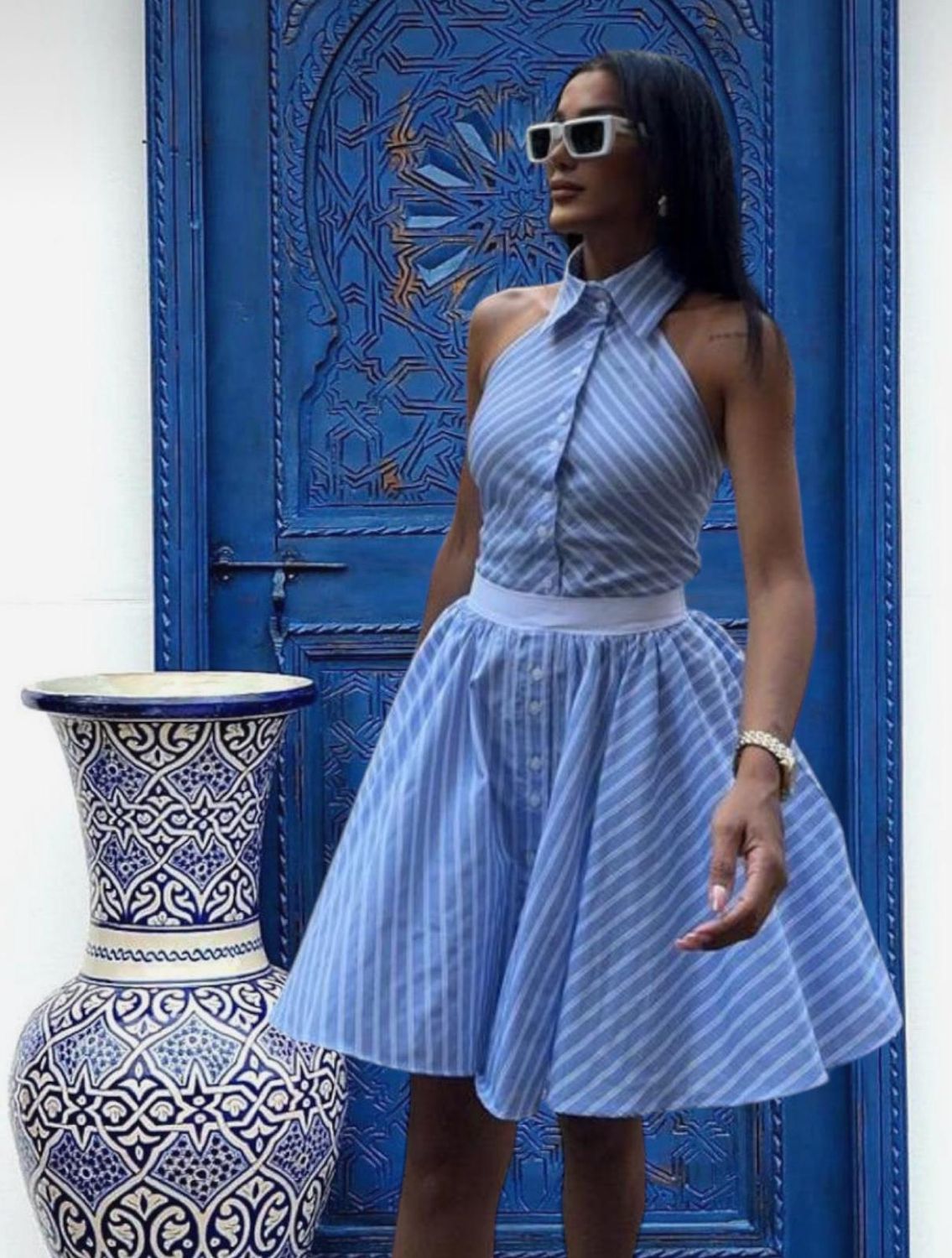 Vestido Halter Azul de Rayas con Cintura Ceñida y Falda Acampanada