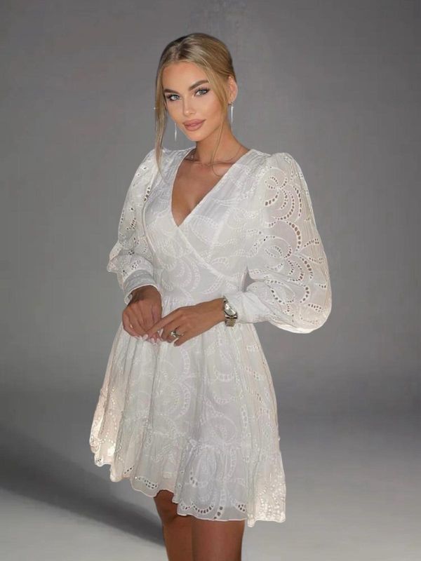 Vestido blanco boho chic con mangas abullonadas y delicados bordados.