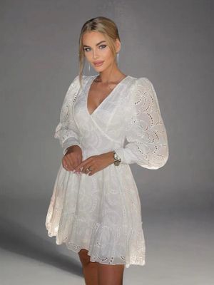 Vestido blanco boho chic con mangas abullonadas y delicados bordados.