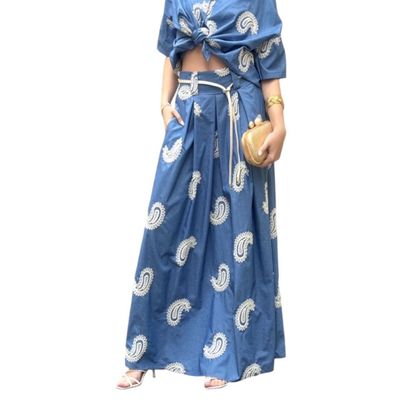 Maxifalda Azul con Estampado Paisley y Cintura Ajustable para un Estilo Boho Chic.