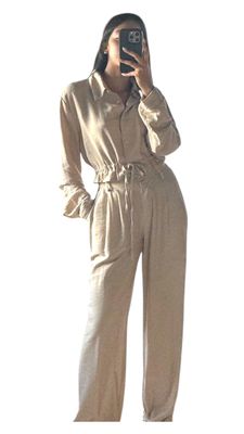 Conjunto fluido con camisa abotonada y pantalón