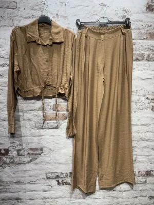 Conjunto fluido con camisa abotonada y pantalón