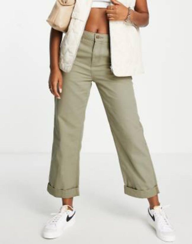 Pantalón tipo cargo minimalista