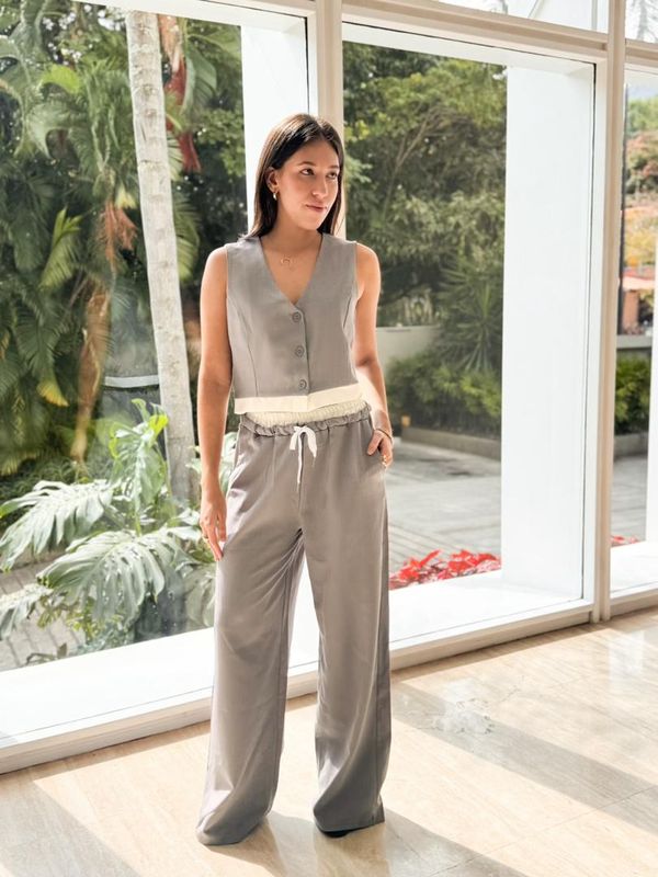 Conjunto chaqueta sin mangas y pantalón