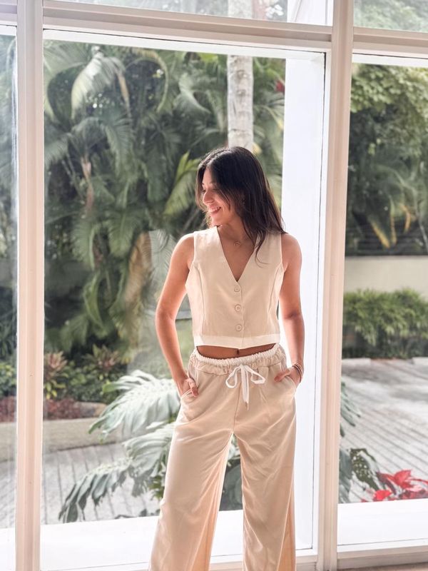 Conjunto chaqueta sin mangas y pantalón