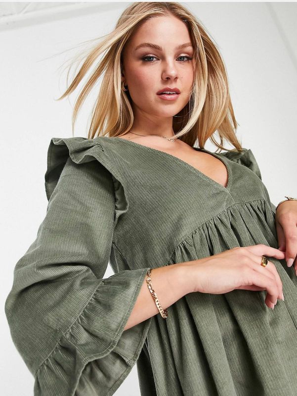 Vestido con ruffles en los hombros