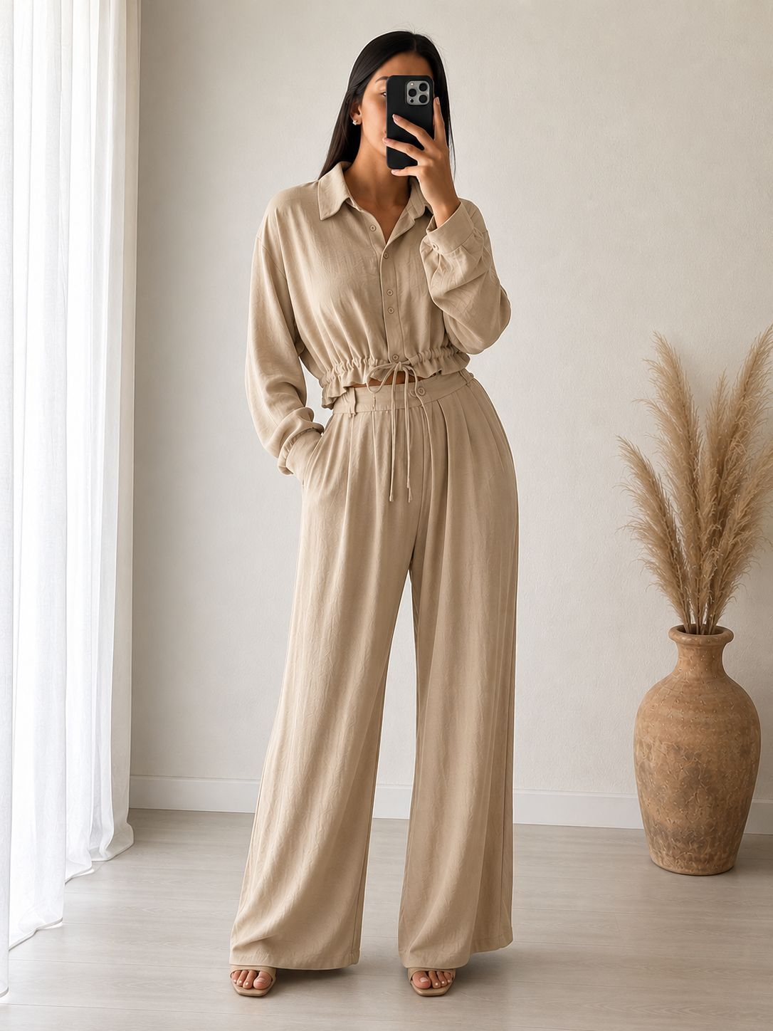 Conjunto fluido con camisa abotonada y pantalón