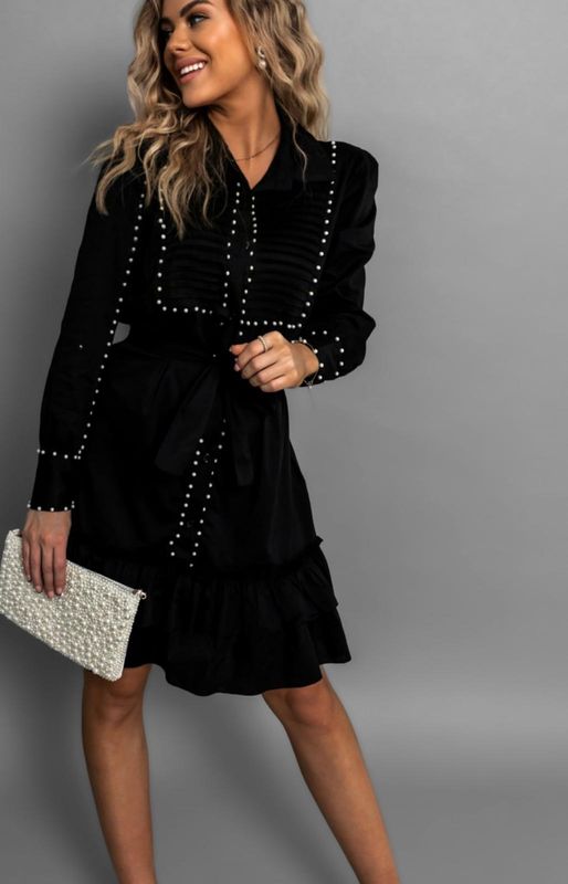 Vestido elegante con detalles en perlas