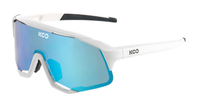 KOO avvolgente bianco-azzurro, adatto per chi va in bici. KOO avvolgente bianco-azzurro, adatto per chi va in bici.