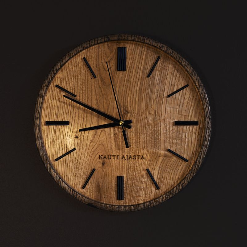 Puinen seinäkello