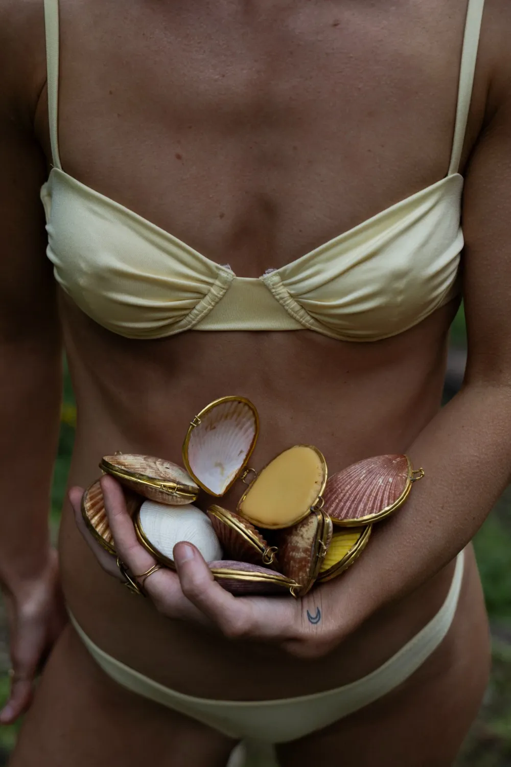 Natural Perfume balm in Shell - Vanilla, Sandalwood and rose