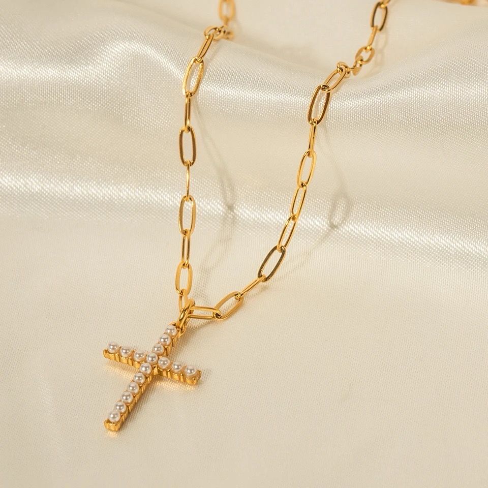 Cadena con cruz de perlas