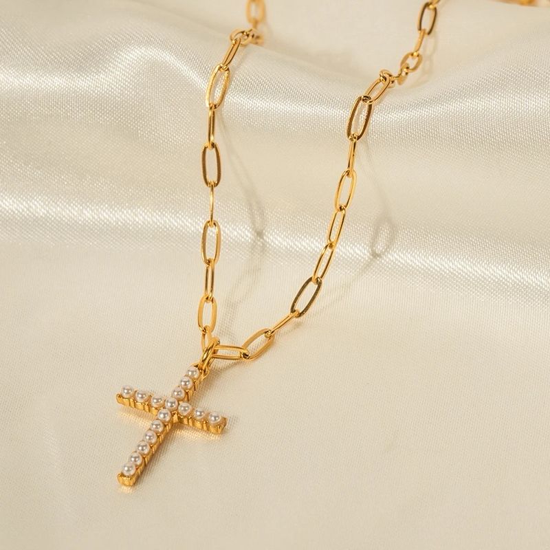 Cadena con cruz de perlas