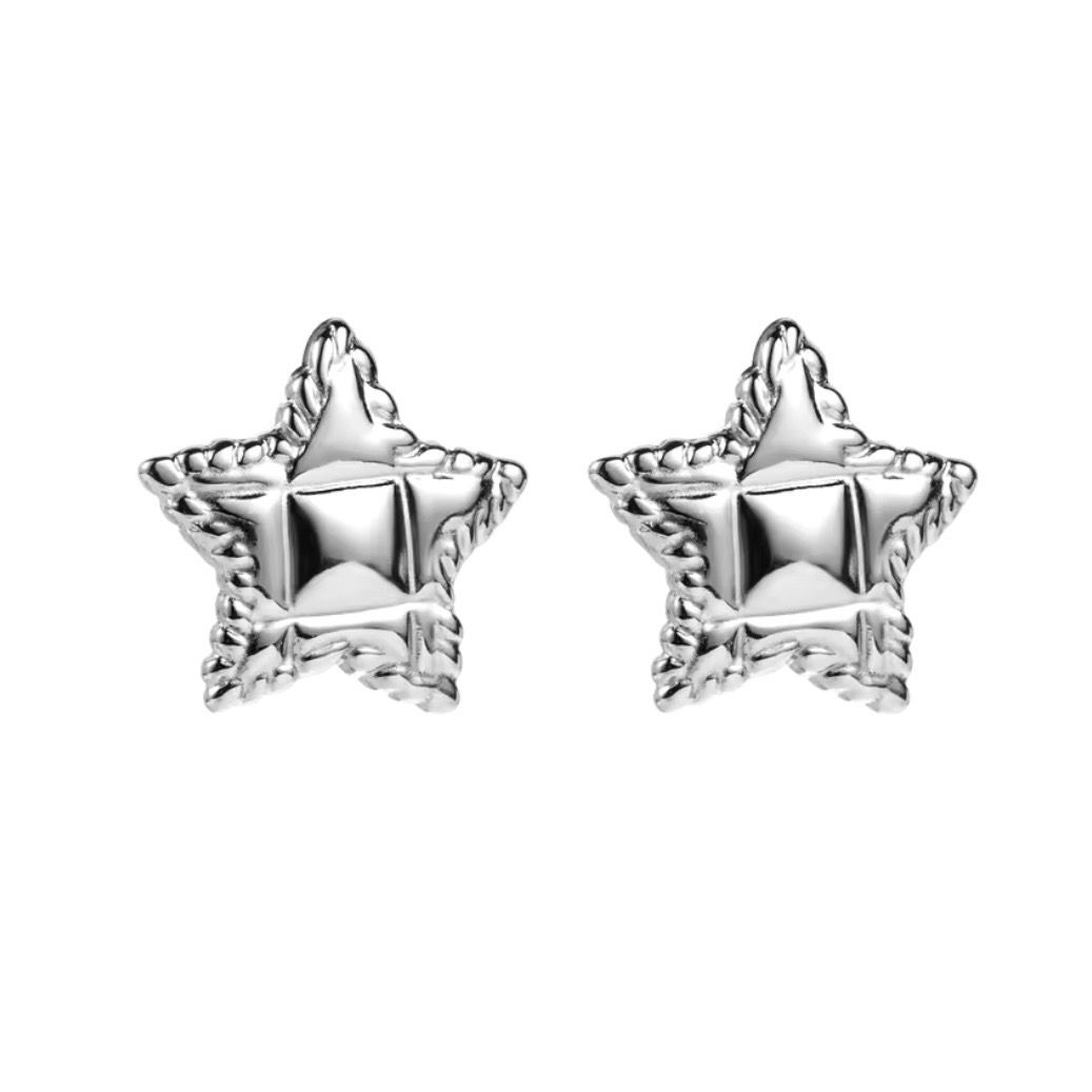 Estrellas plateadas en acero inoxidable