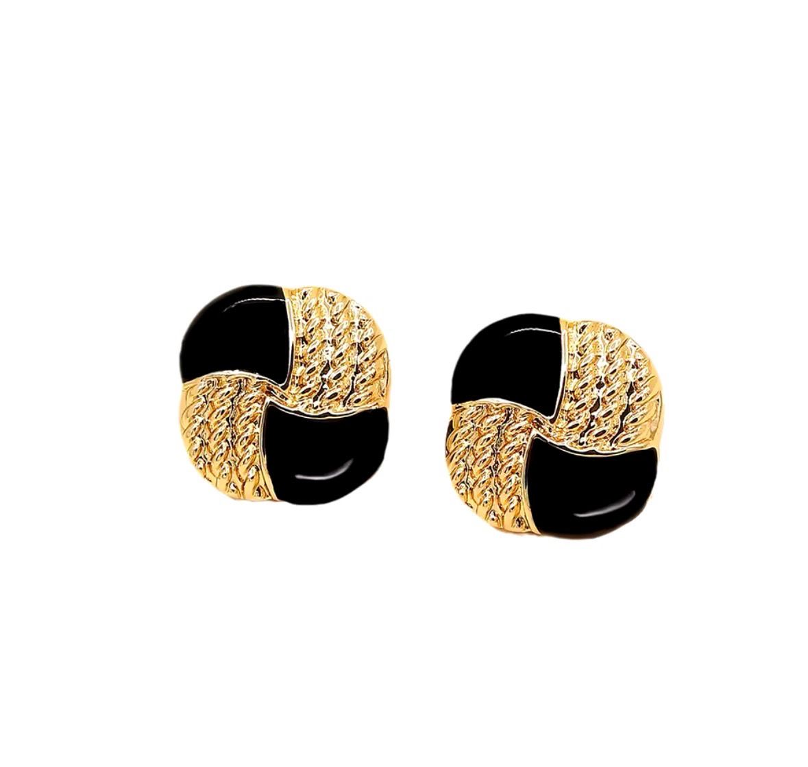 Studs negros con Dorado